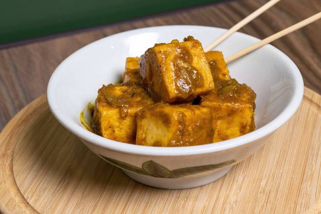 E2. Curry Fish Tofu 秘製咖哩魚肉豆腐 (6 pcs)